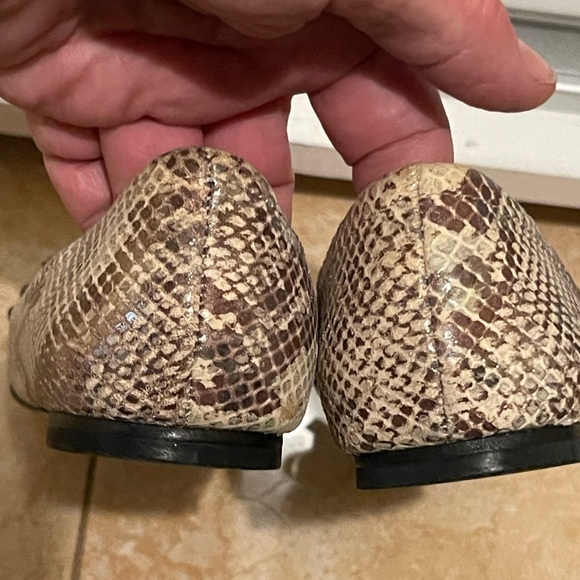 VINCE CAMUTO ' Embossed Snakeskin Print Rhinestone Ballet Flat Size 6 - Picture 3 of 6